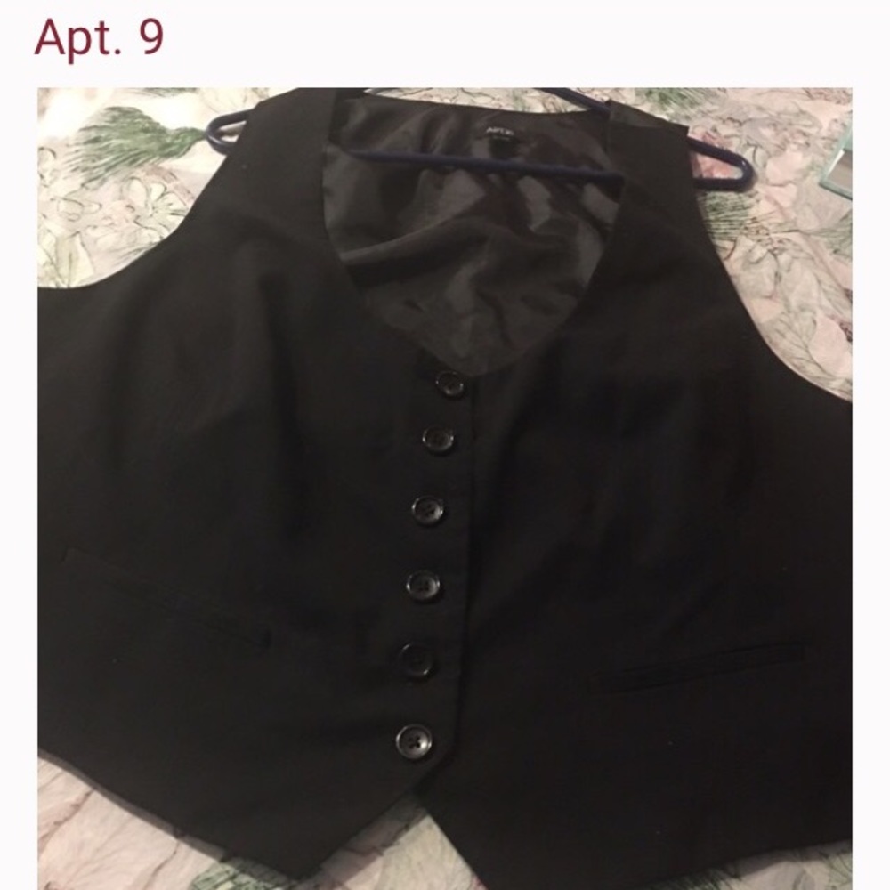 ISO In search of Apt. 9 (Kohl’s) vest 2x womens